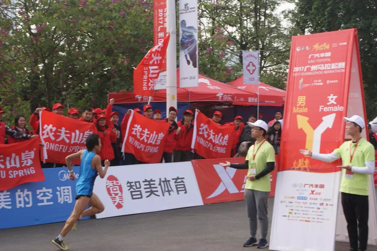 队伍队员全情投入：意志坚定准备迎接挑战的简单介绍