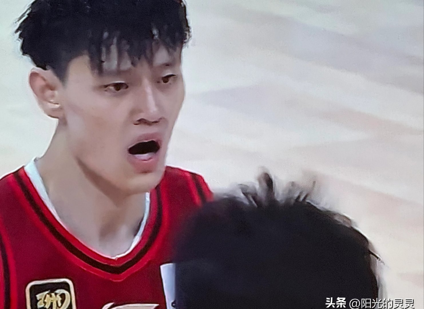 比赛中各队球员实力均衡，胜负悬念