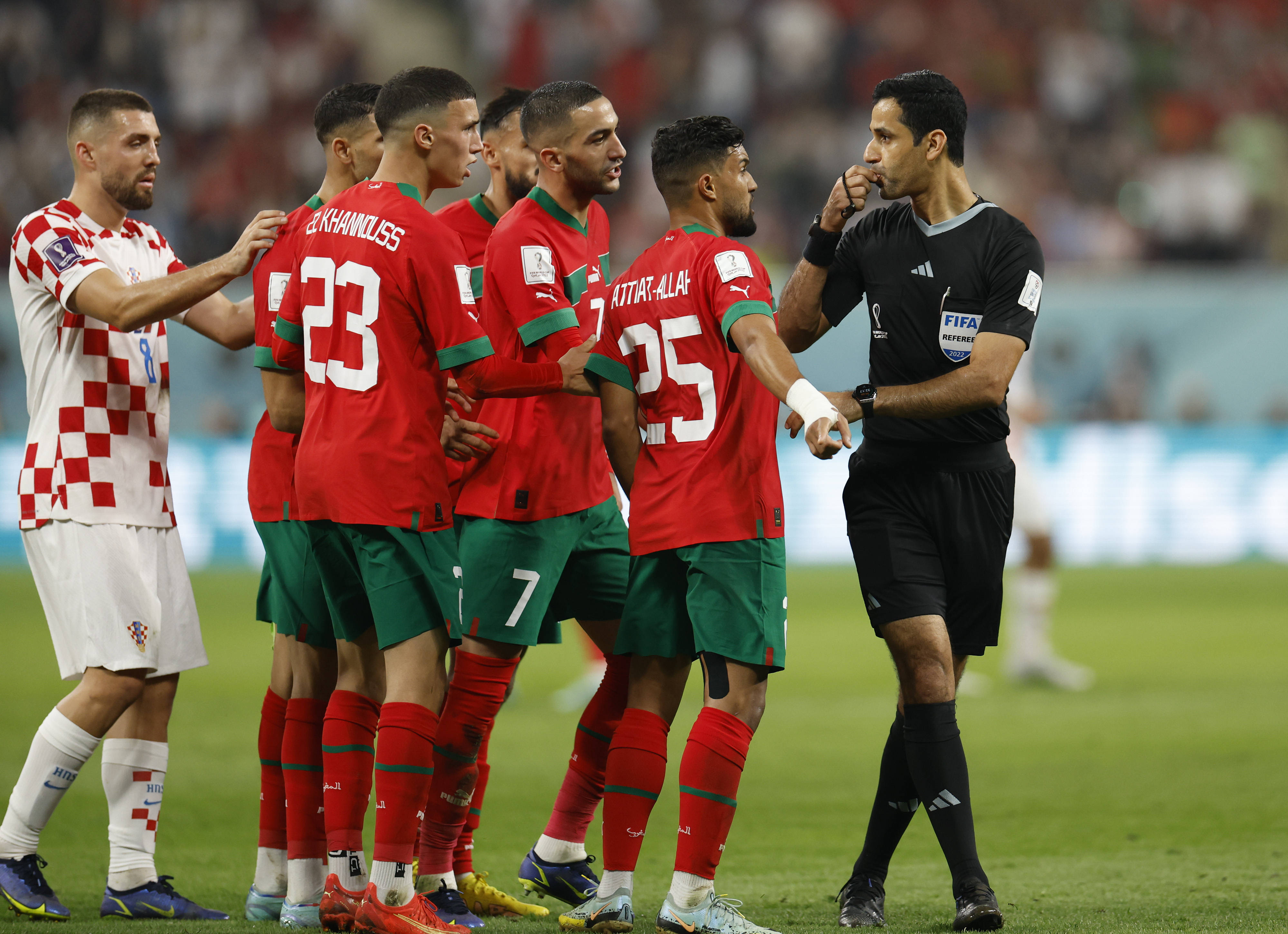 足球场上,运动员们展现顽强意志 足球场上,运动员们展现顽强意志