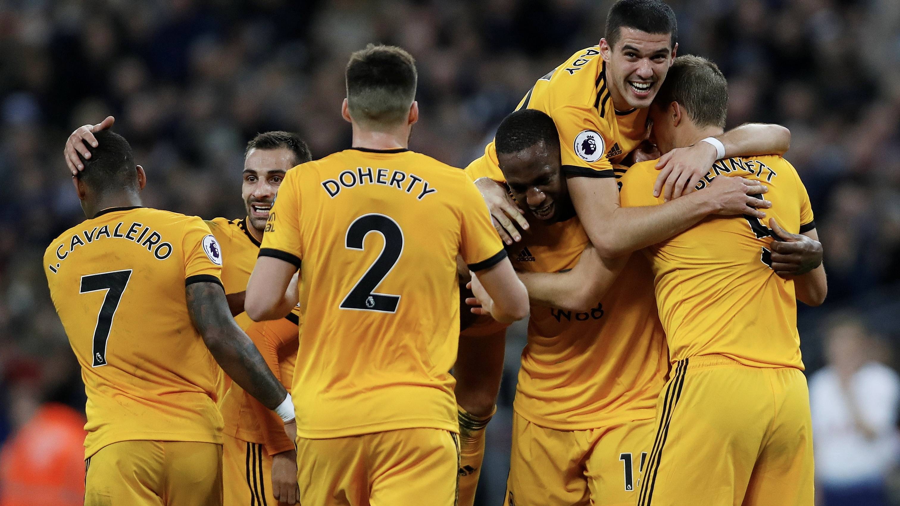 足球盛宴继续，队员拼尽全力