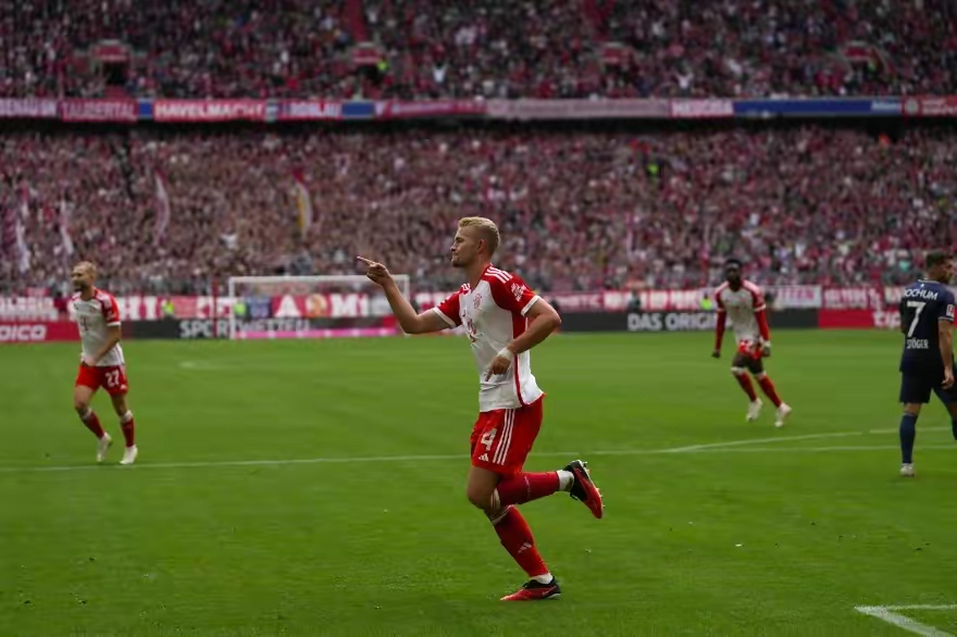 拜仁慕尼黑主场2-1战胜科隆，豪取德甲七连胜