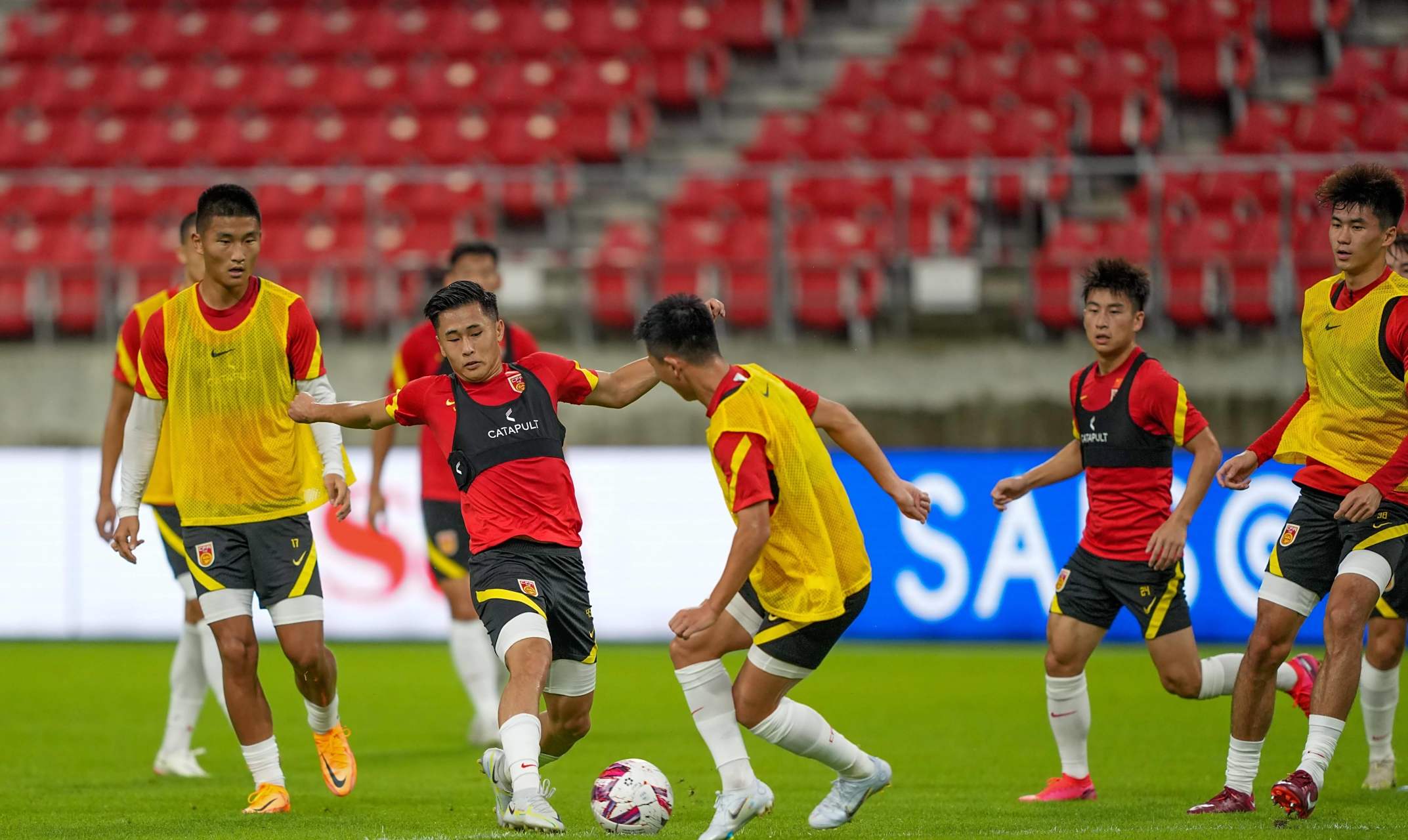 青海男篮在比赛中遭遇失败,球队中存在矛盾 青海男篮在比赛中遭遇失败,球队中存在矛盾