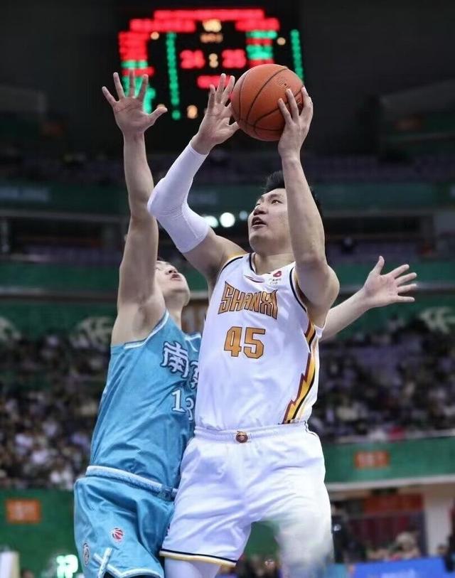 双方在比赛中展开激烈拼抢,创造多个高光时刻 双方在比赛中展开激烈拼抢,创造多个高光时刻