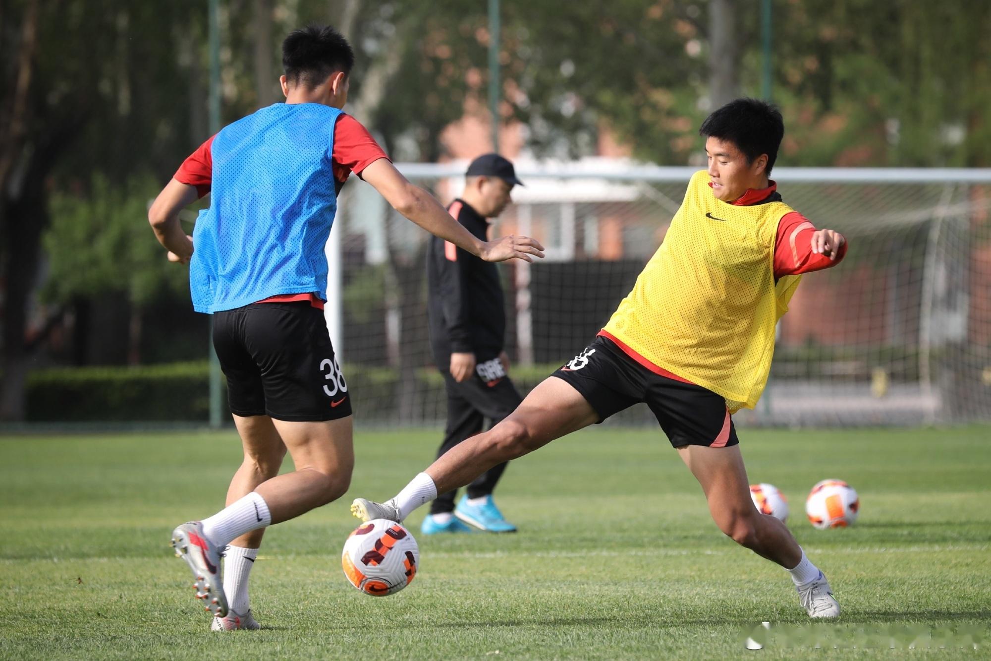 包含年轻球员表现抢眼,球队士气高涨备战半决赛的词条 包含年轻球员表现抢眼,球队士气高涨备战半决赛的词条