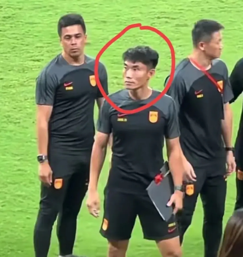 国足备战世预赛，教练组加紧磨合球队战术