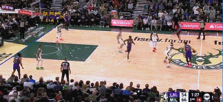 雄鹿惨败湖人,米德尔顿砍下30分 雄鹿惨败湖人,米德尔顿砍下30分