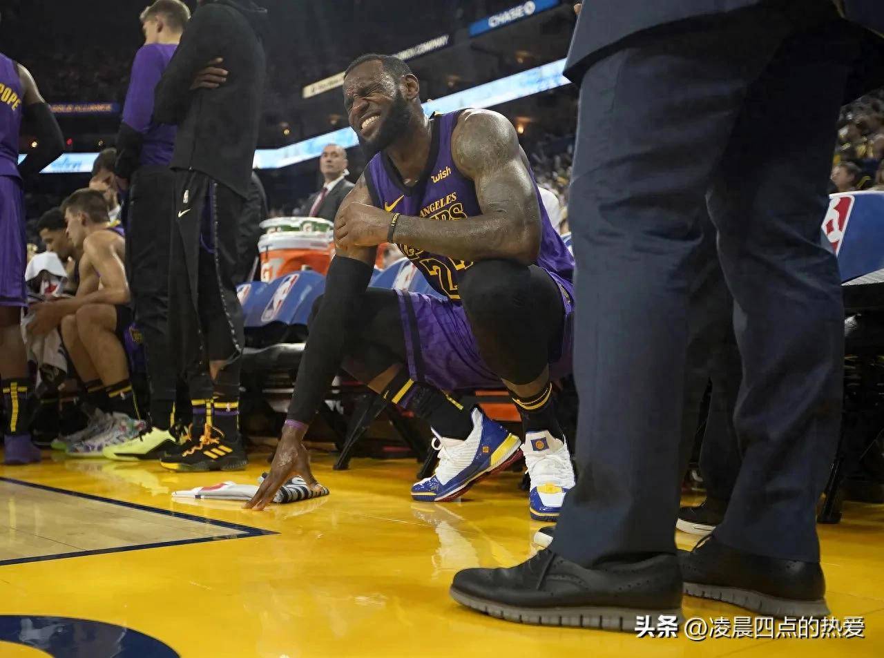 雄鹿惨败湖人,米德尔顿砍下30分 雄鹿惨败湖人,米德尔顿砍下30分