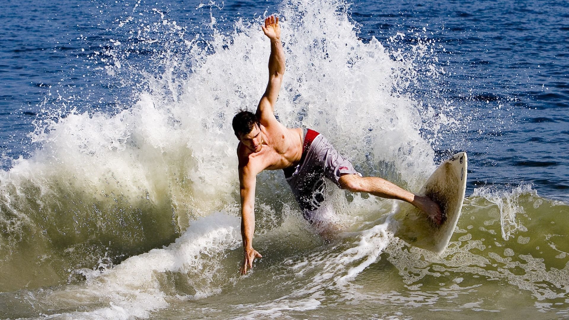 冰雪赛道上的终极超车,当芬兰冰刀划破F1的橡胶硝烟