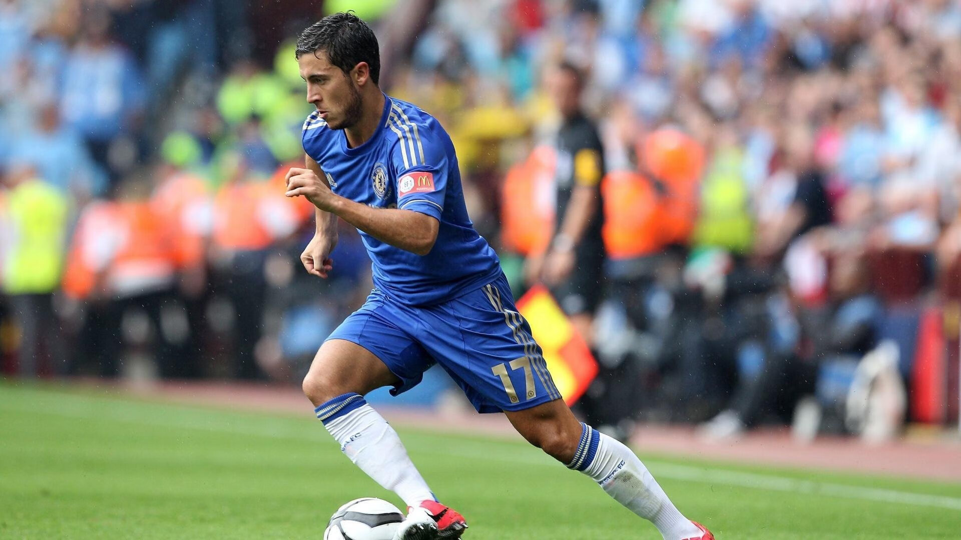 莱万无解锋芒撕裂防线,芬兰防守铁壁锁死曼联