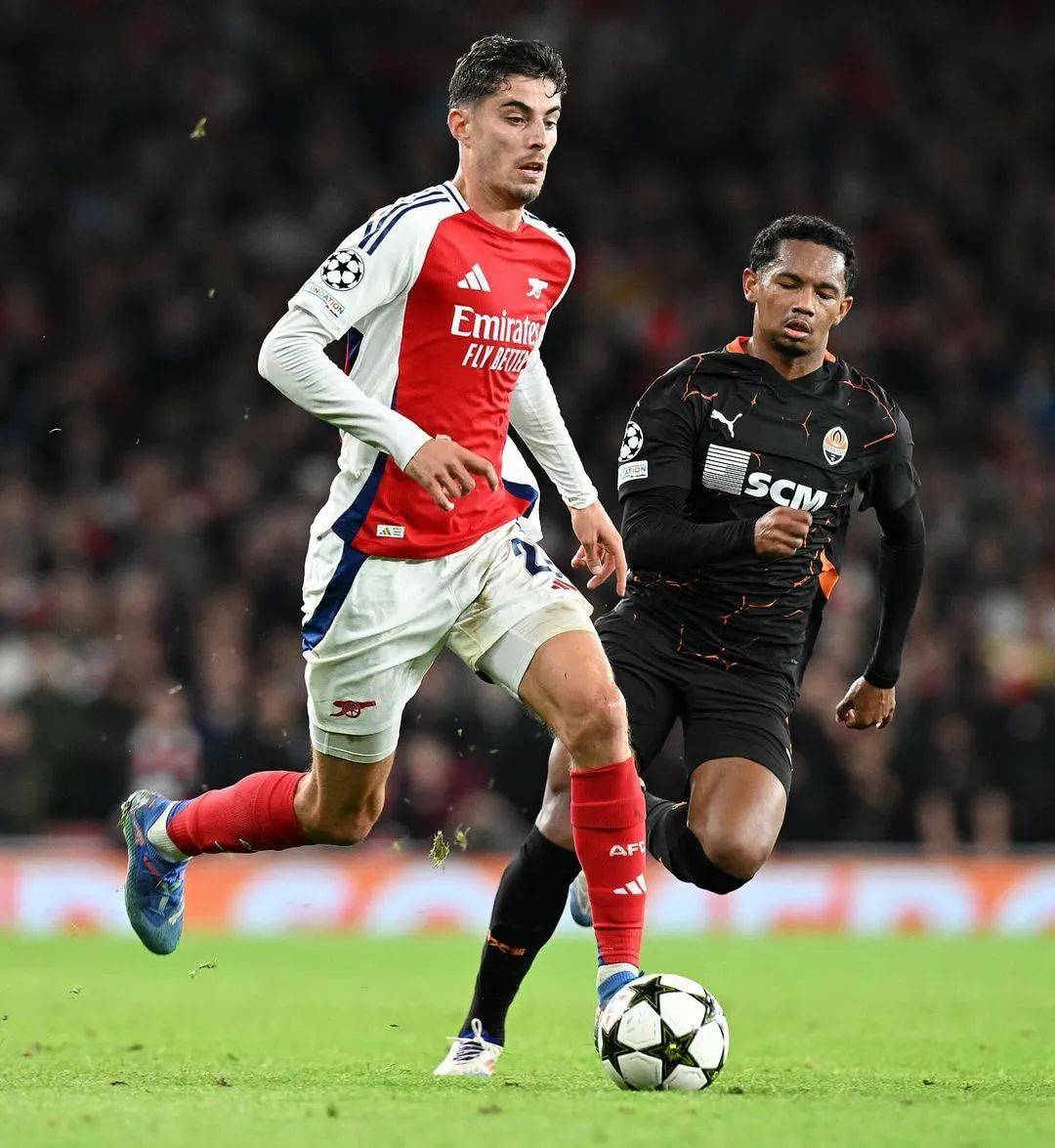 英格兰争冠战胜出皇家社会，马丁内利成为关键先生